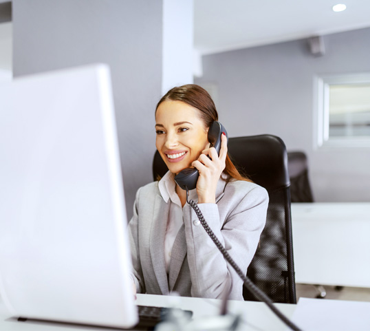 kobieta w wirtualnym biurze rozmawiająca przez telefon