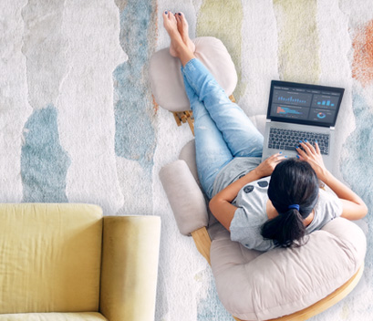 kobieta pracująca na komputerze w swoim salonie bo ma wirtualne biuro